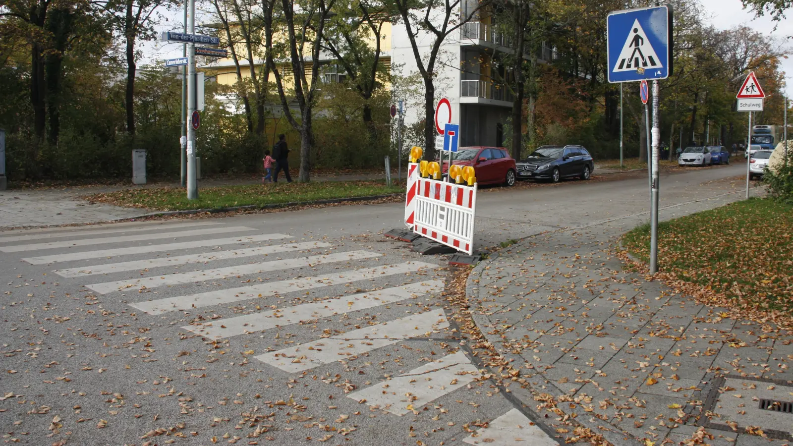 Die Von-der-Pfordten-Schule liegt nahe an der U-Bahn-Baustelle. Lkw-Verkehr ringsum macht den Schulweg gefährlich. (Bild: job)