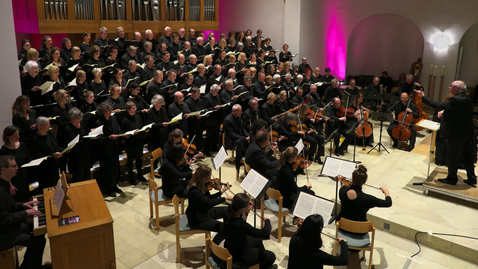 Der Chor der Himmelfahrtskirche bringt Mozarts Totenmesse zum Erklingen. (Foto: Martin Feldtkeller)