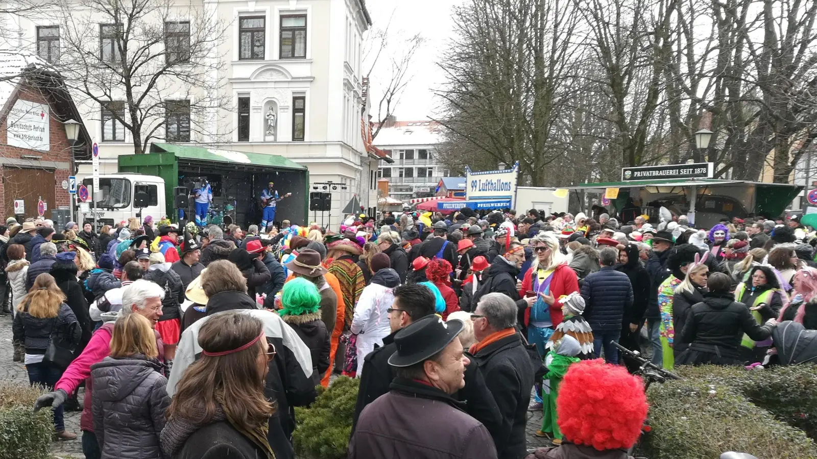 Die Burschen freuen sich auf zahlreiche Gäste beim fröhlichen Faschingstreiben auf dem Pfanzeltplatz. (Foto: ar)