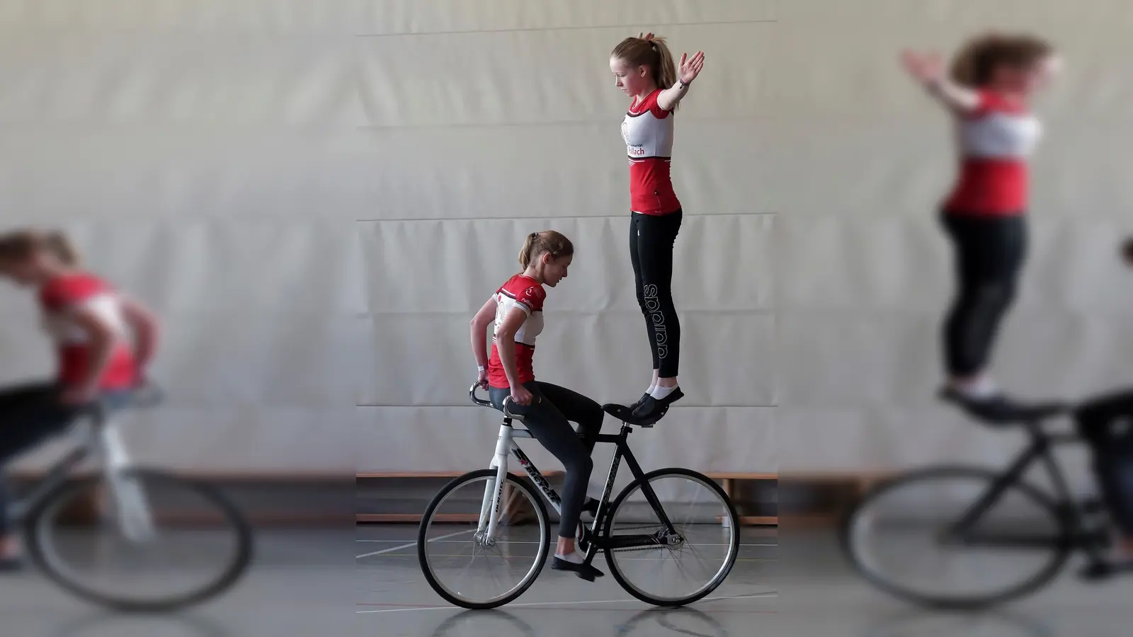 Carla Mayr und Sarah Schottky (rechts) zeigten souverän und mit nahezu perfekter Haltung ihre Kür. (Foto: Katrin Mäder)