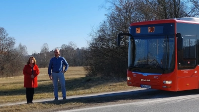 Erweitertes Linienangebot zwischen Tutzing und Bernried: Die Tutzinger Bürgermeisterin Marlene Greinwald und der Bernrieder Bürgermeister Dr. Georg Malterer stehen gemeinsam neben einem roten Bus der RVO. (Foto: Gemeinde Tutzing)