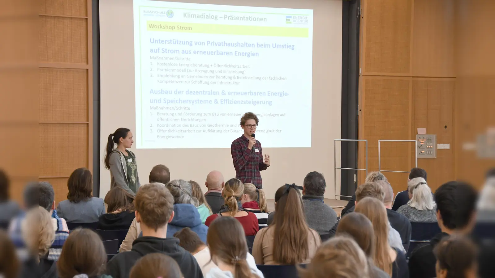 Beim ersten Klimadialog im Landkreis Ebersberg debattierten Schüler mit Landrat Robert Niedergesäß über die Herausforderung Klimawandel.  (Foto: Benjamin Hahn)