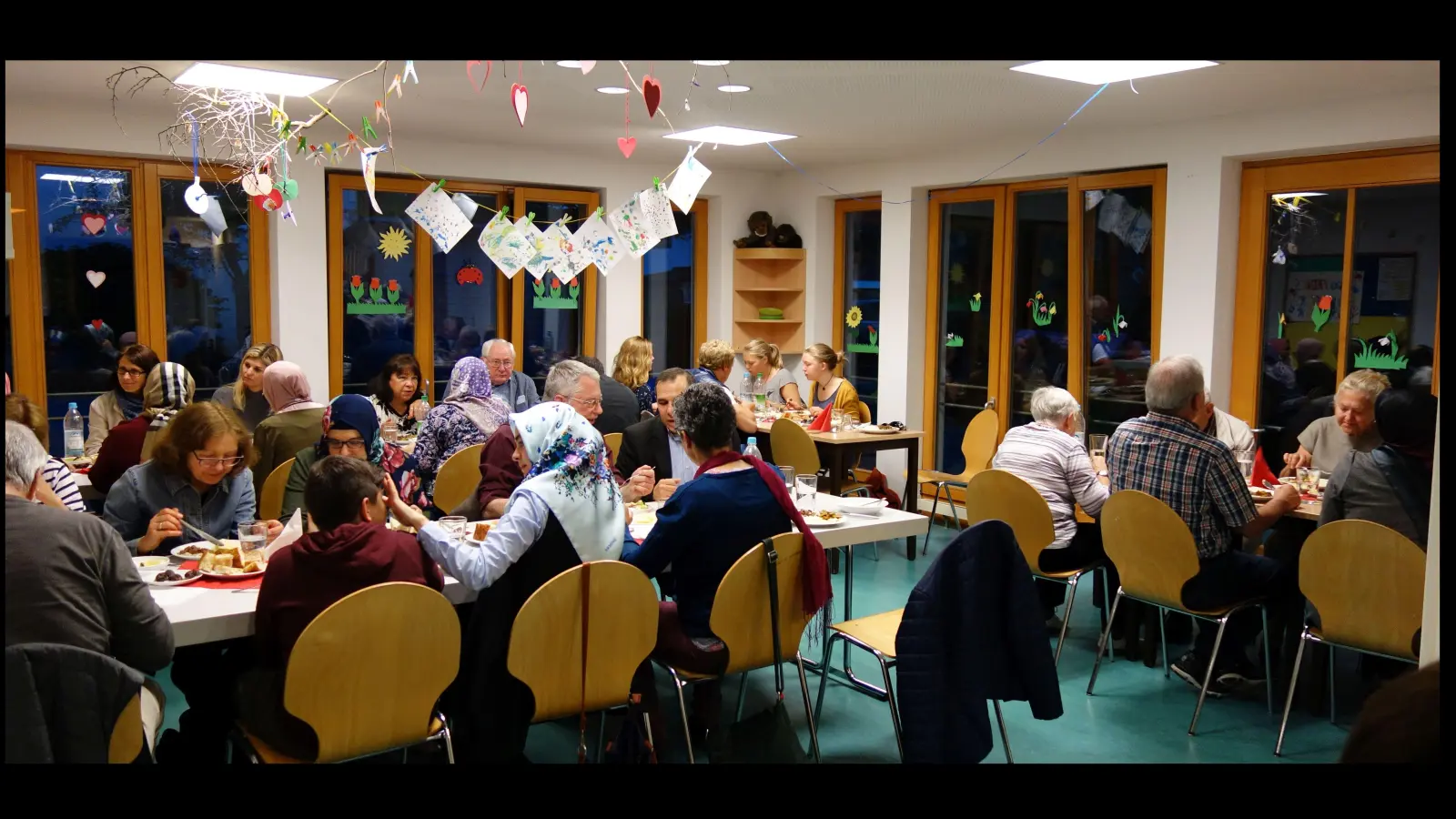 Gemeinsam mit den muslimischen Mitbürgern wird im Nachbarschaftstreff das Fastenbrechen gefeiert. (Foto: Nachbarschaftshilfe Taufkirchen)