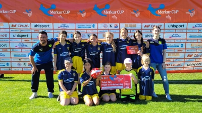 Erfolgreiche Mädelsmannschaft: Die E-Juniorinnen des SV Sentilo Blumenau beim diesjährigen Merkur-Cup im Stadion Unterhaching. (Foto: SV Sentilo Blumenau)