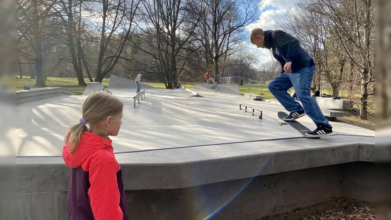 Damit Mädchen nicht daneben stehen, sondern den Skatepark im Hirschgarten auch mal nutzen, soll es hier besondere Nutzungszeiten nur für Mädchen geben. – Das fordert der Bezirksausschuss in einem jüngst verabschiedeten Antrag. (Foto: SPD Neuhausen-Nymphenburg)