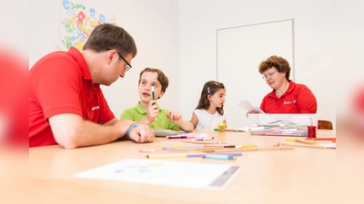 Im Aktivraum können trauernde Kinder durch Malen und Basteln ihre Gefühle verarbeiten. Links im Bild ist Tobias Rilling. (Foto: Johanniter)