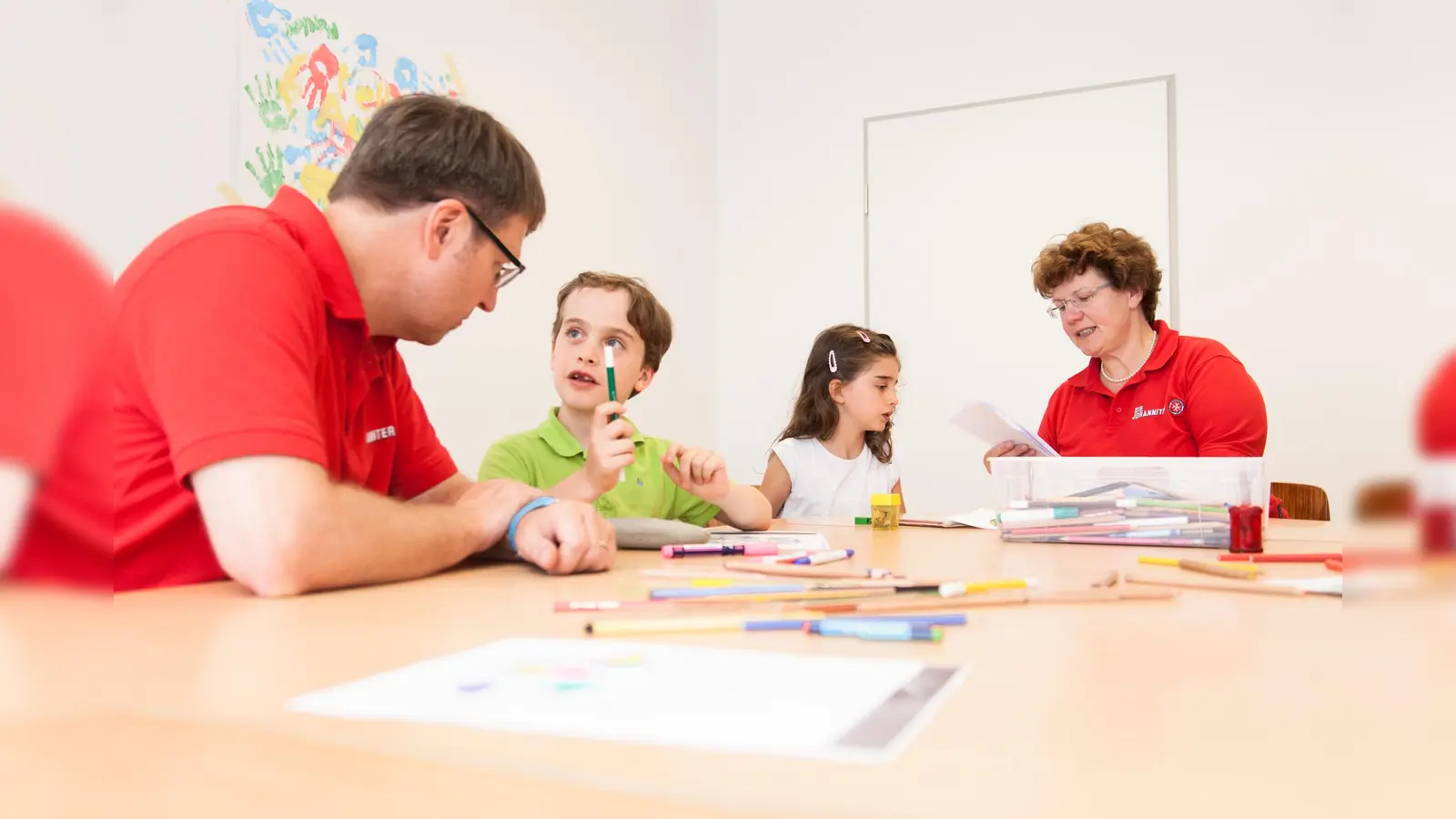 Im Aktivraum können trauernde Kinder durch Malen und Basteln ihre Gefühle verarbeiten. Links im Bild ist Tobias Rilling. (Foto: Johanniter)