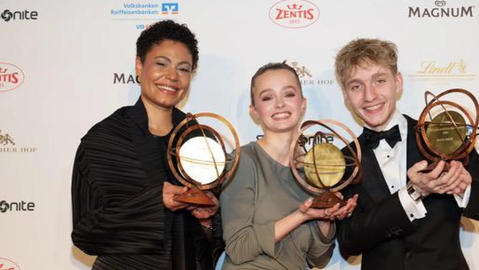 Freuen sich mit dem Award aus Starnberg (von links): Merle Grimme (Bester Debutfilm / Regie), Maja Bons (Beste Nachwuchsschauspielerin) und Julius Gause (Bester Nachwuchsschauspieler). (Foto: SPIO (Spitzenorganisation der Filmwirtschaft e.V.))