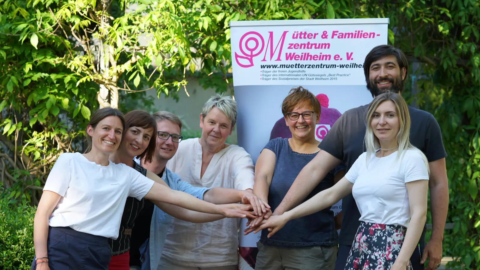 Gemeinsam konnten rund 6.050 Euro gesammelt werden (von links): Ines Oster und Iris Menker (Familienflohmarkt), Florian Kluthe, Bettina Hoffmeyer und Sigrid Soeffker vom Mütter- und Familienzentrum Weilheim e.V. mit den Organisatoren der Hilfsorganisation Felix und Myroslava Schimke-Klubuk. (Foto: MüZe Weilheim)