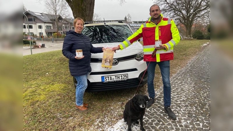 Anja Corbero und Stephan Holzer (Vorstand Tierhilfe Tutzing) mit Hündin Dida freuen sich über die ersten Futterspenden.  (Foto: Patrizia Steipe)