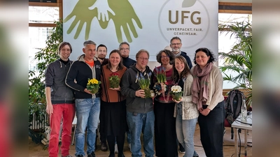 Frischer Wind für den Unverpackt-Laden: Im Vordergrund mit Blumen die ausgeschiedenen Personen, daneben und im Hintergrund die aktuelle Geschäftsleitung. (Foto: UFG)