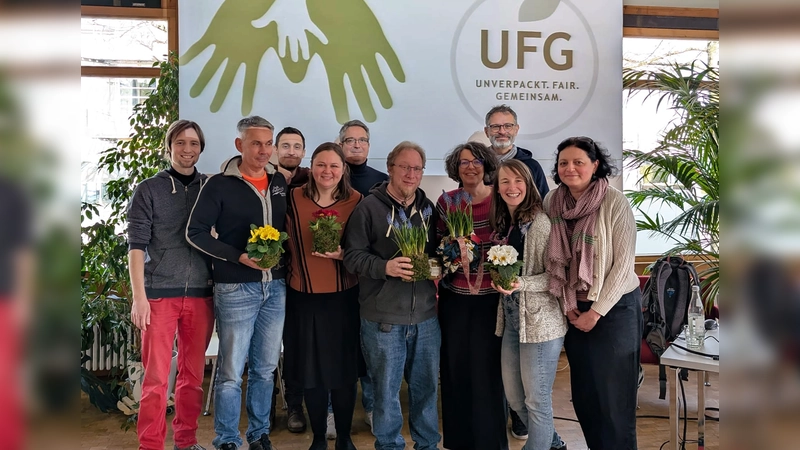 Frischer Wind für den Unverpackt-Laden: Im Vordergrund mit Blumen die ausgeschiedenen Personen, daneben und im Hintergrund die aktuelle Geschäftsleitung. (Foto: UFG)