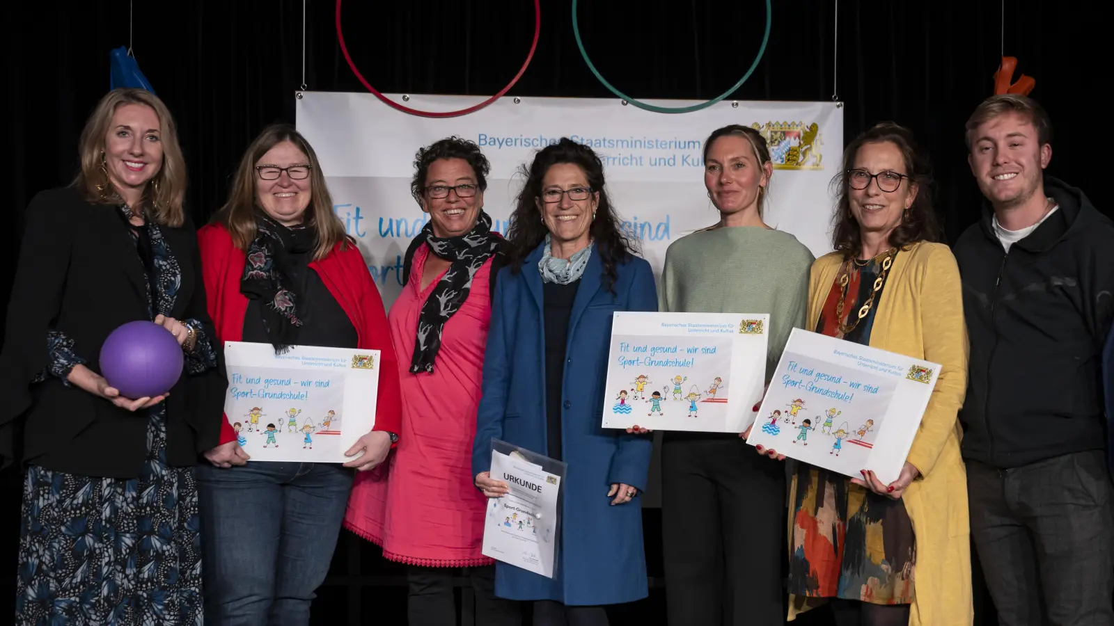 Freude bei der Übergabe der Urkunden (von links): Bayerns Kultusministerin Anna Stolz, Monika Lassak (Rektorin Theresenschule), Claudia Schön (Konrektorin Theresenschule), Claudia Wagenführer (Konrektorin Kerschensteiner GS und MS), Christina Hank (Sportbeauftragte Kerschensteiner Schule), Susanne Stapel (Rektorin Kirchenschule) und Maximilian Braun (Kirchenschule). (Foto: Wagenführer)