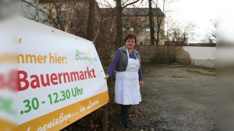 Angela Christof, Sprecherin der Marktkaufleute, hofft, die brachliegende Fläche neben dem Bauernmarkt für die Standlbetreiber dazu zu gewinnen. (Foto: tg)