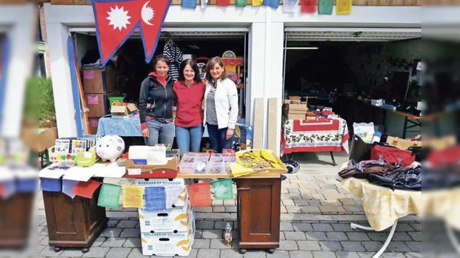 Katja Doering und ihre fleißigen Helfer beim Benefizflohmarkt für die Opfer des Erdbebens.	 (Foto: VA)