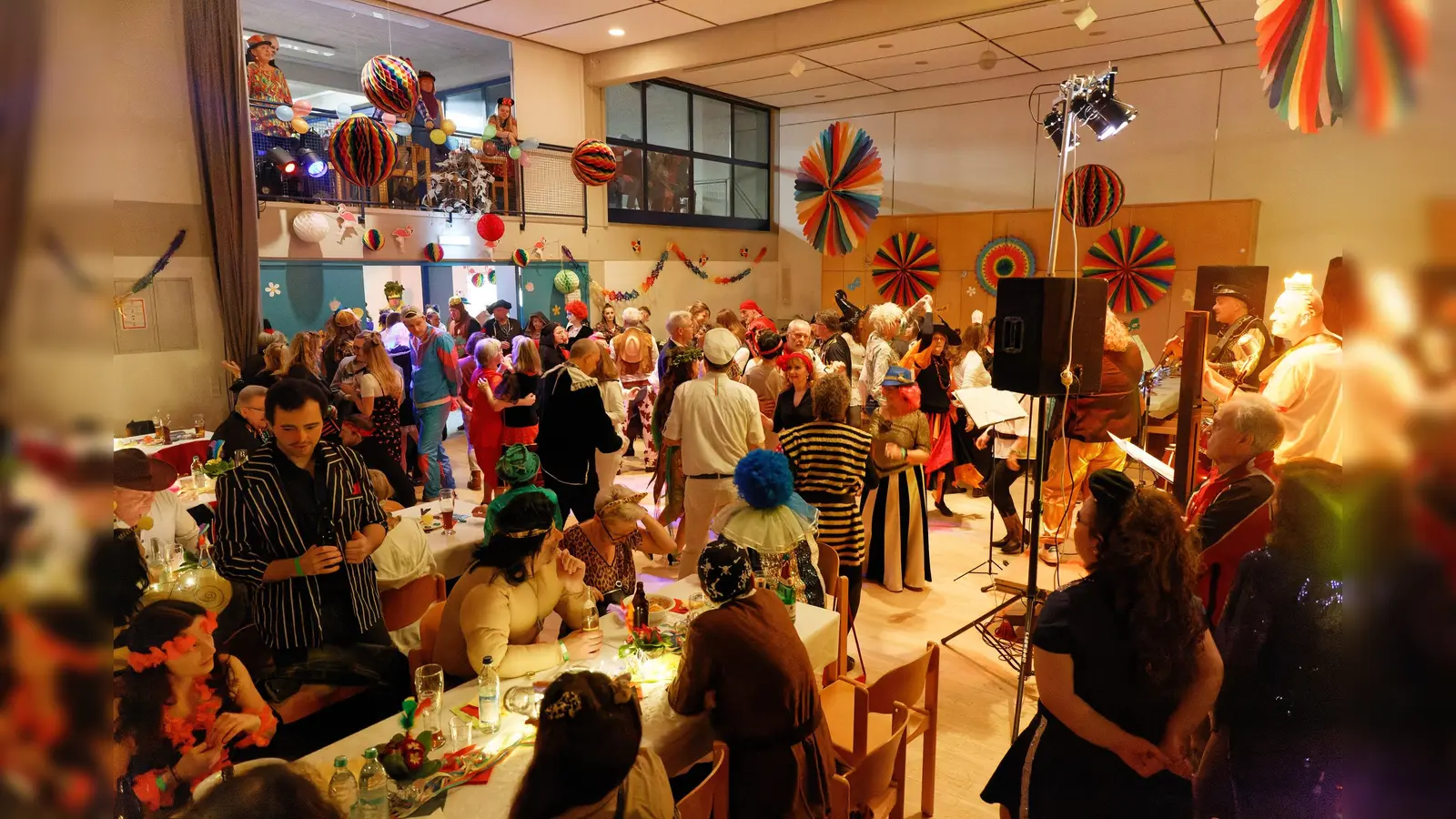 Bunt und lustig wird es wieder beim Pfarrfasching in St. Georg. Mit dabei ist auch die Garde vom Schleißheimer Narrenrat. (Foto: Peter Schmid  )