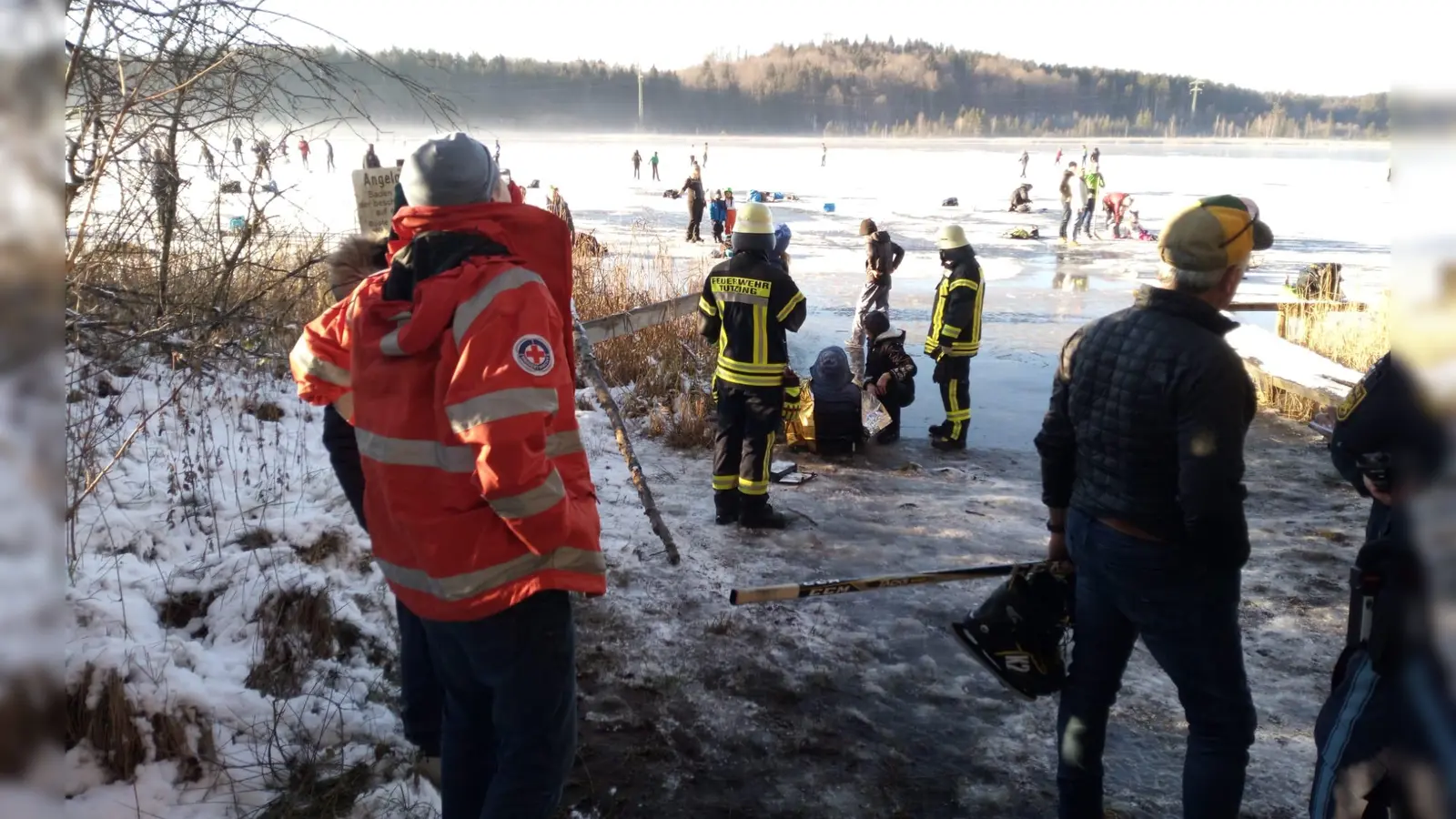 Am Deixlfurter See verletzte sich ein Mann; die Einsatzkräfte klagen, dass die Zufahrten durch parkende Fahrzeuge teilweise stark eingeengt waren.  (Foto: Kreiswasserwacht Starnberg)