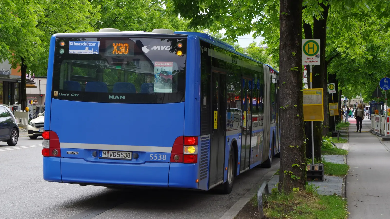 Der Express-Bus X30 soll auch in Zukunft am Rotkreuzplatz Halt machen, dafür setzt sich der Bezirksausschuss Neuhausen-Nymphenburg ein. (Foto: Beatrix Köber)