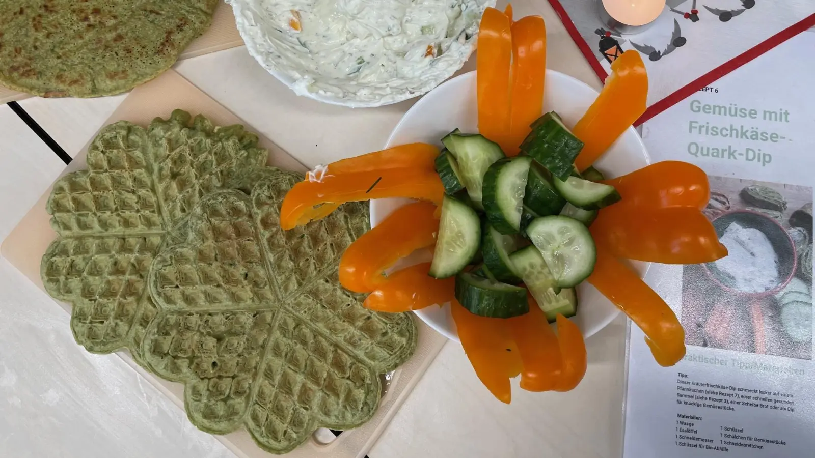 Gesund, regional und saisonal: In der Unterrichtseinheit „Gesunde Pause” bereiten die Kinder in der letzten Stunde Spinatpfannkuchen, Gemüse und einen Frischkäse-Quark-Dip zu. (Foto: Kathrin Gliesche)