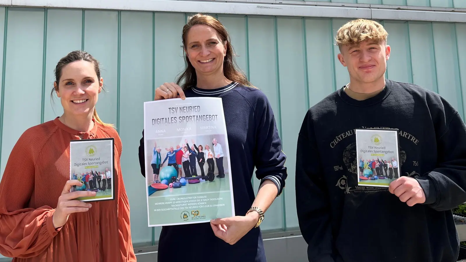 Geschäftsführerin Michaela Schotte, Martina Quirling und Jonas Prangenberg mit der DVD des TSV Neuried (von links). (Foto: TSV Neuried)