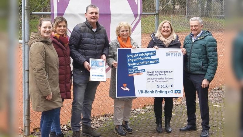 Die Tennisabteilung der Spielvereinigung Altenerding freut sich gemeinsam mit der Marketingabteilung der VR-Bank Erding eG über den Erfolg des Projekts. (Foto: Spvgg Altenerding)