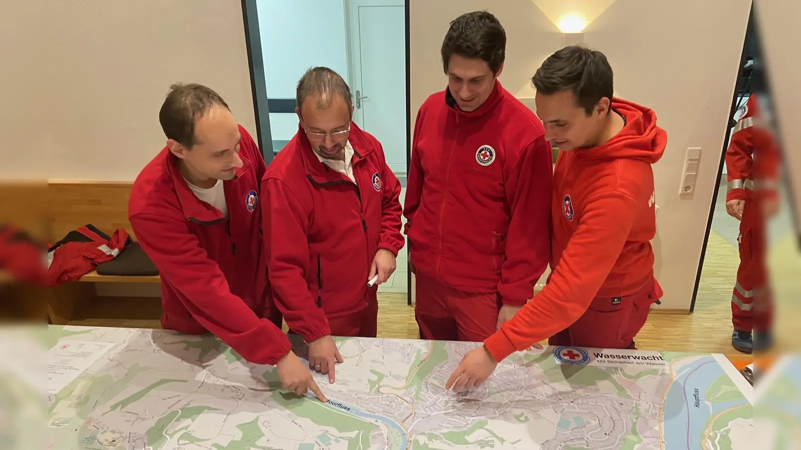 Die jeweils zwei Teilnehmer aus den Wasserwachten Herrsching (rechts) und Starnberg (links) beraten über Möglichkeiten zum einsatztaktischen Vorgehen.  (Foto: Kreiswasserwacht Starnberg)