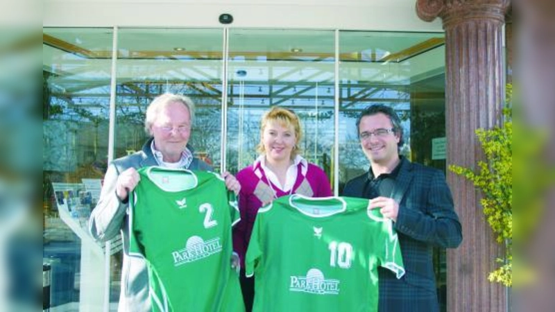 Die Geschäftsführerin des Parkhotels, Manuela Sbrizzai, übergab die neuen Trikots für den Handballclub des SV Laim an den Abteilungsleiter der Handball-Abteilung Franz Müller (links) und dessen Sohn, einem Spieler der Laimer Mannschaft. (Foto: as)