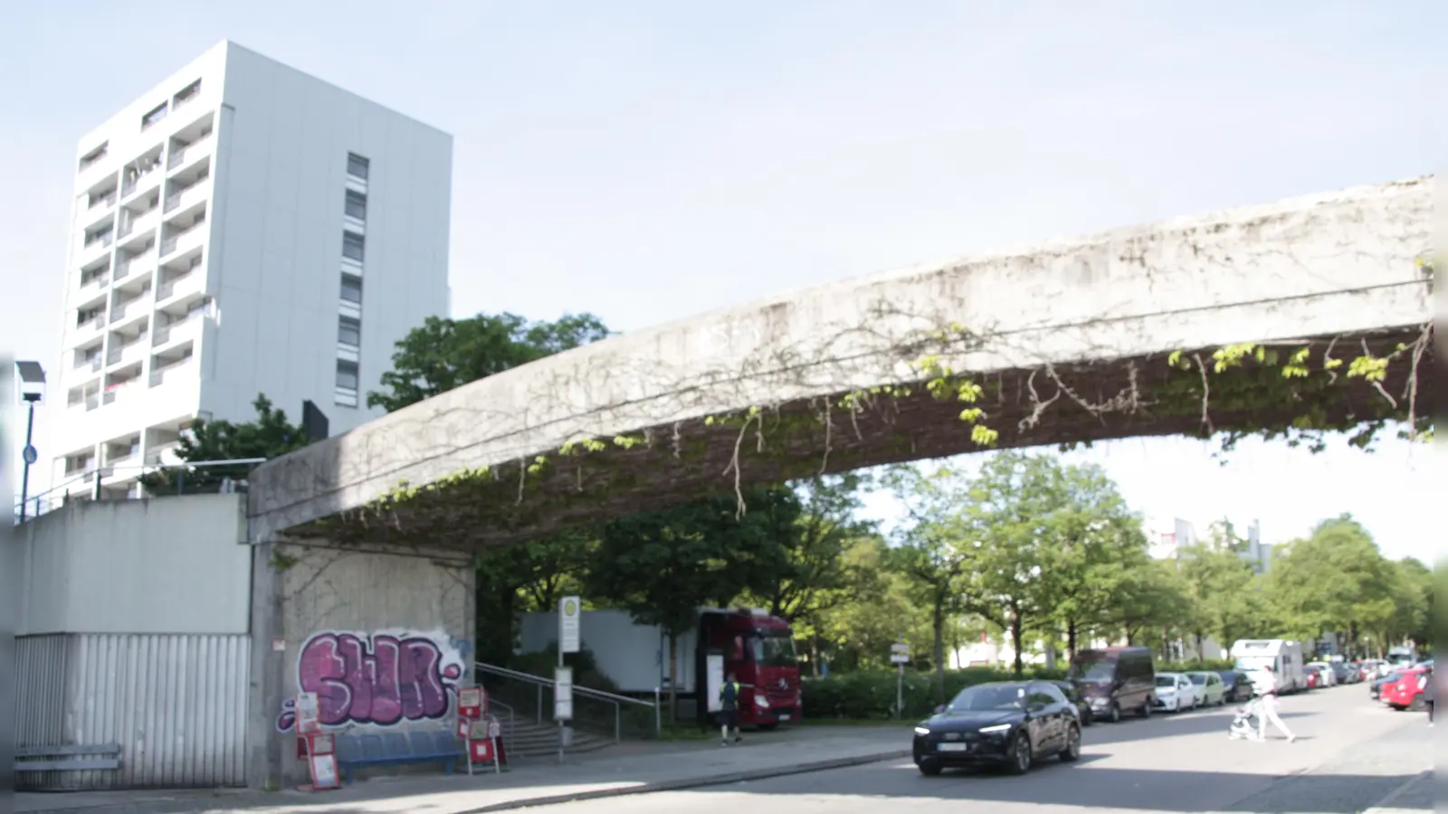 Die Brücke über den Stiftsbogen. Hier wünschen sich die Bürger einen weiteren Fußgängerüberweg. (Foto: job)