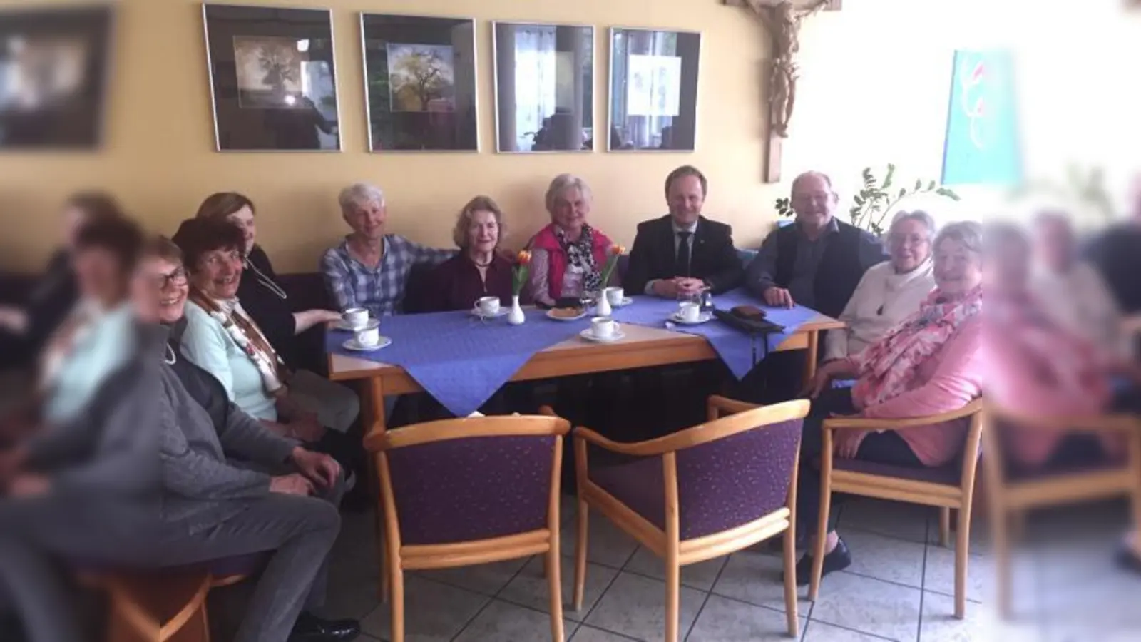 Landrat Niedergesäß stattete den »Donnerstagsdamen« in Glonn einen Besuch ab. 	 (Foto: LRA Ebersberg)