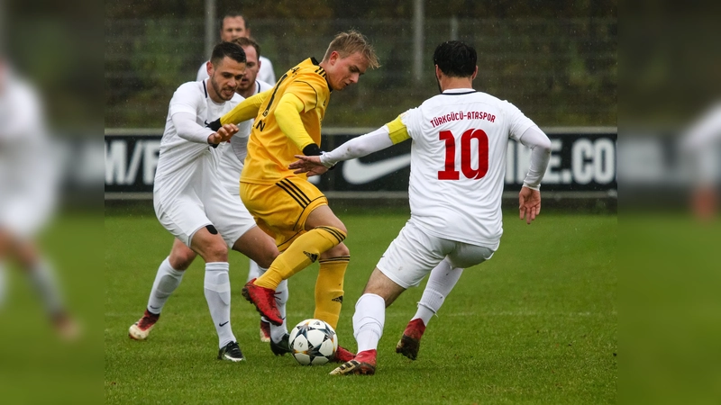 Der souveräne Bayernliga-Tabellenführer Türkgücü-Ataspor München (weiß) hat sich fristgerecht für die Regionalliga Bayern beworben, während der SV Pullach (gelb) trotz sportlichen Erfolgs abermals verzichten muss. (Foto: Christian Riedel)