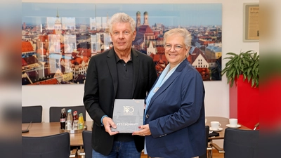 Amtsleiterin Uta Thien-Seitz überreichte Oberbürgermeister Dieter Reiter das allererste Exemplar der Jubiläums-Festschrift des Statistischen Amtes.  (Foto: Michael Nagy)