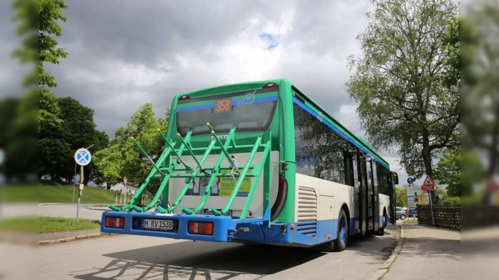 Radwanderer, die einen Teil ihrer Tour lieber mit dem Bus zurücklegen möchten, können ab sofort auf den Landkreisbus umsteigen. (Foto: LRA Starnberg)