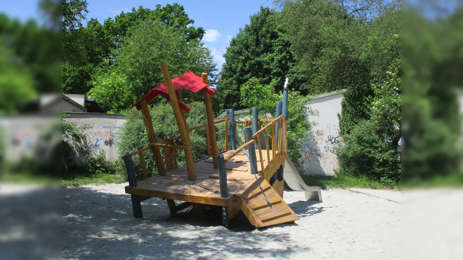 Ein neues Spielschiff wurde kürzlich am Spielplatz hinter dem Interim aufgestellt. (Foto: W. Brandl)