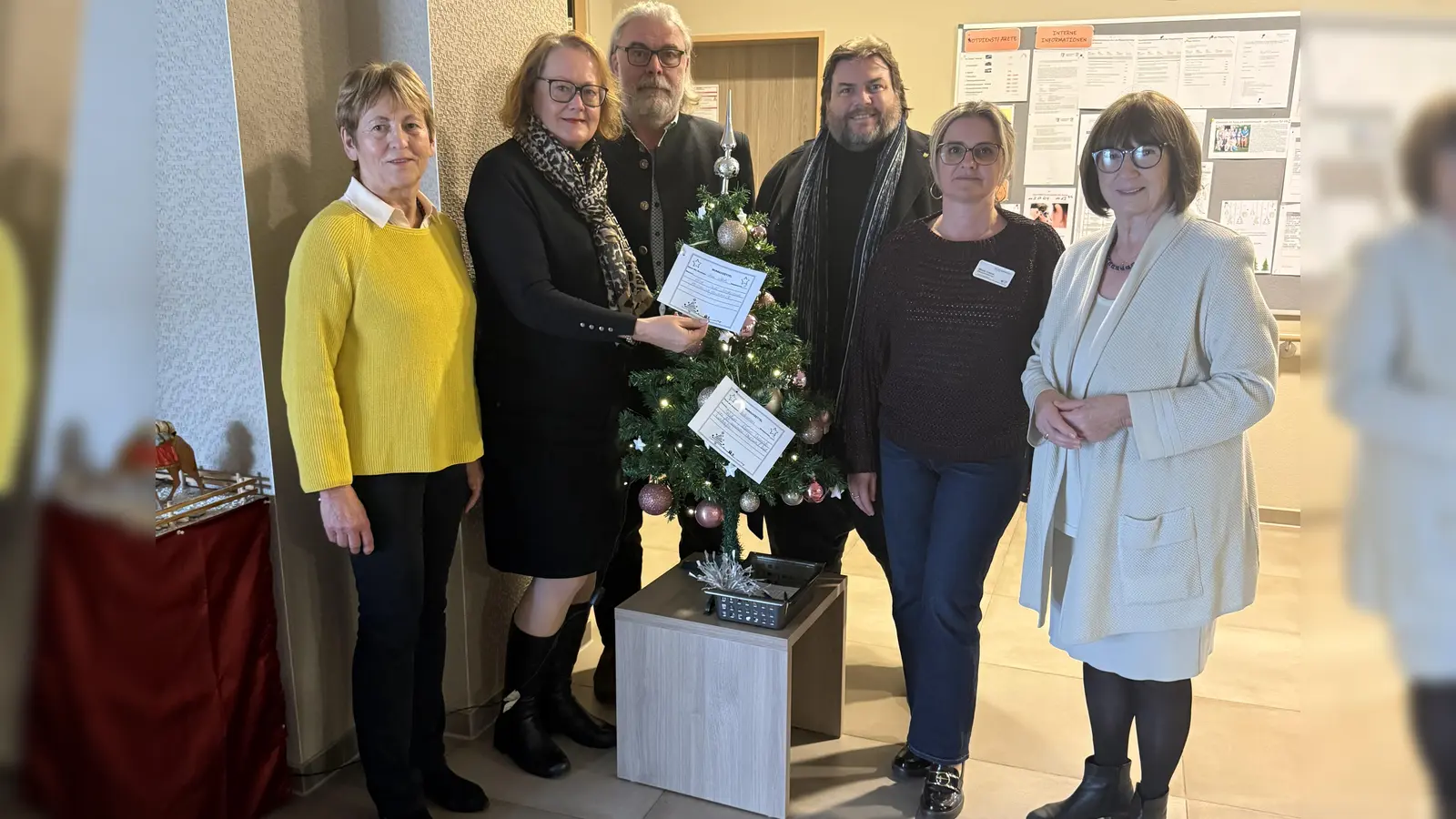 Elfriede Loy, Kornelia Schweißgut, Bernhard Schweißgut und Stefan Krimmer vom „Verein Freude im Alter”, Mirela Vukoje vom Haus am Valentinspark und Evi Götz vom Verein stellen hier das Wunschbäumchen vor.  (Foto: Stefan Krimmer)