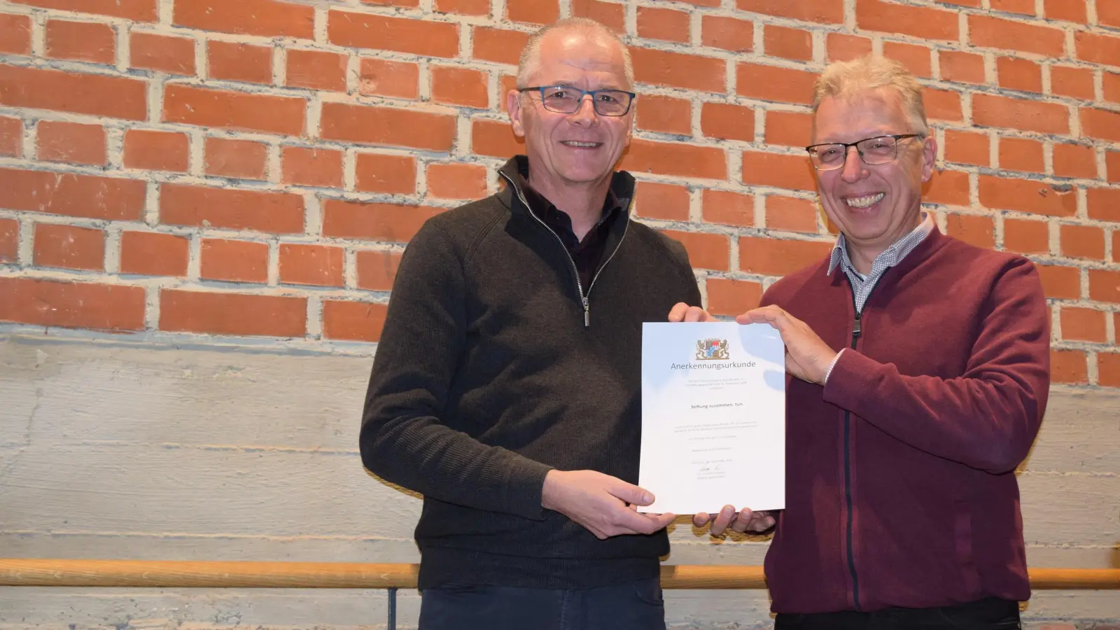 Gereon Kugler (l.) und Dr. Stefan Fröba, die Vorstände der Diakonie Hasenbergl e.V., bei der Gründung der „Stiftung zusammen. tun.”. Unter deren Flagge wird von nun an gearbeitet, wodurch beispielsweise langfristiger geplant werden kann. (Foto: Diakonie )