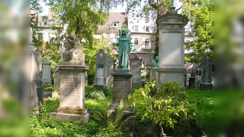 Der Alte Südliche Friedhof war einst ein Pestfriedhof. Heute ist er eine Oase der Ruhe inmitten der Stadt und ein bisschen so etwas wie ein „Geschichtsbuch” der Stadt München. (Foto: job)