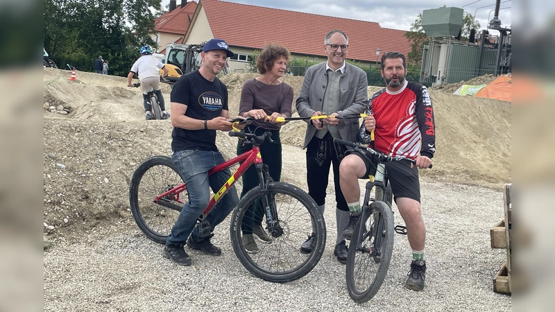 Durchtrennen das Band v.l.:Flo Hagena, Claudia Bruns, Michael Sturm und Christian Lekies. (Foto: pst)