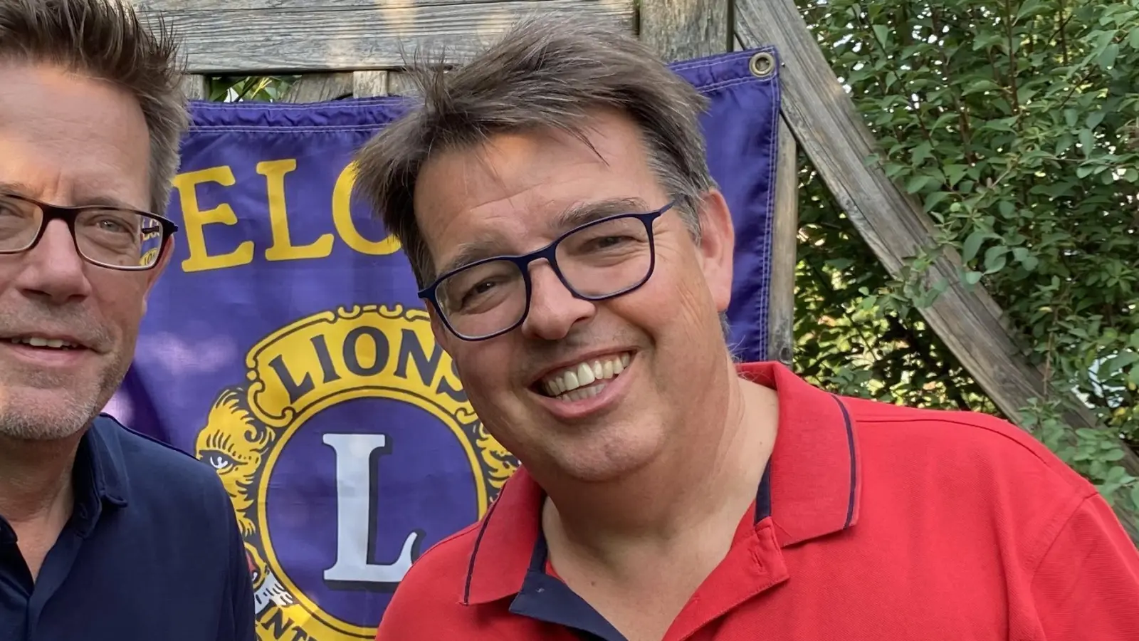 Christian Fehl (l.) übergibt die Präsidentennadel des Lions-Clubs Germering an Stefan Hetsch. (Foto: Lions Club Germering)