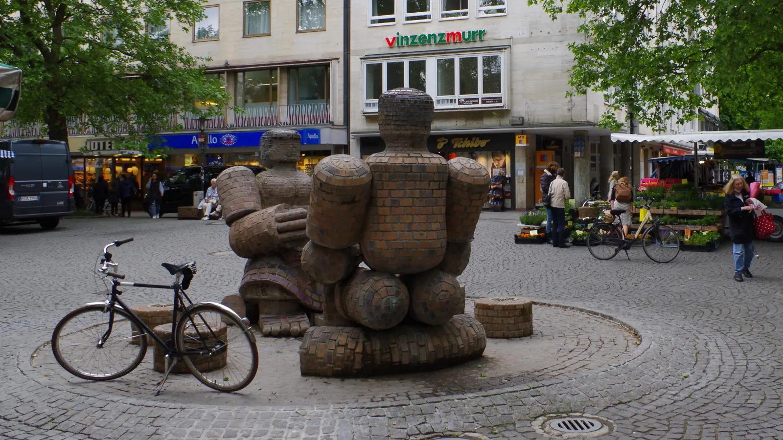 Als Zeichen für Frieden und für die Anteilnahme mit den Opfern des Ukrainekrieges soll am Rotkreuzplatz eine Fahne, die eine Friedenstaube zeigt, gehisst werden. (Foto: Beatrix Köber)