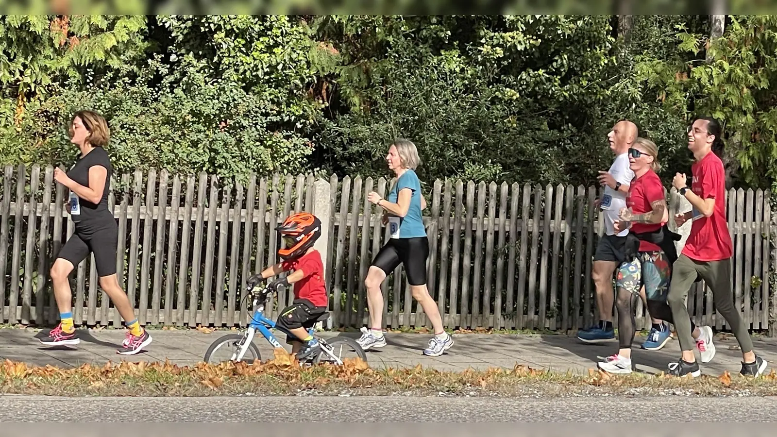 Begleitet vom Junior auf dem Laufrad ging das Laufen gleich nochmals so gut.  (Foto: pst)