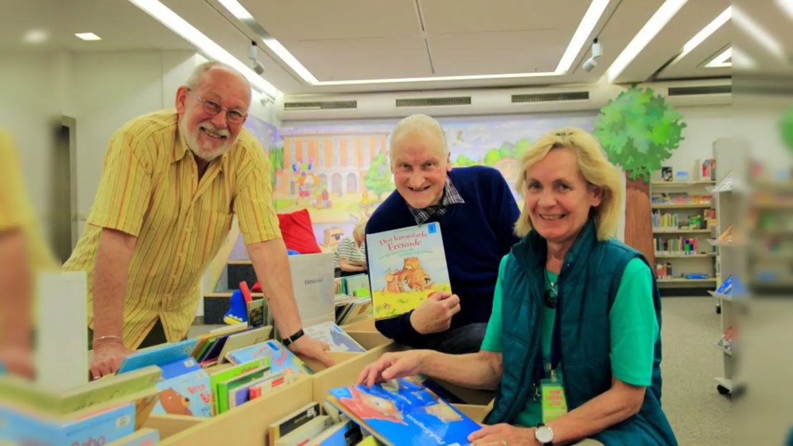 „Wir hier lesen aus Spaß an der Sache”, sagen die Lesefüchse Peter Brüning, Adolf Frese und Hedda Luckhardt (v.l.) und: „Lesen bildet, entführt in fremde Welten. Nach jedem Buch ist man ein Stückchen klüger.” Jeden Montagnachmittag ab 15.30 uhr lesen sie Kindern in der Pasinger Stadtbibliothek vor. (Foto: us)