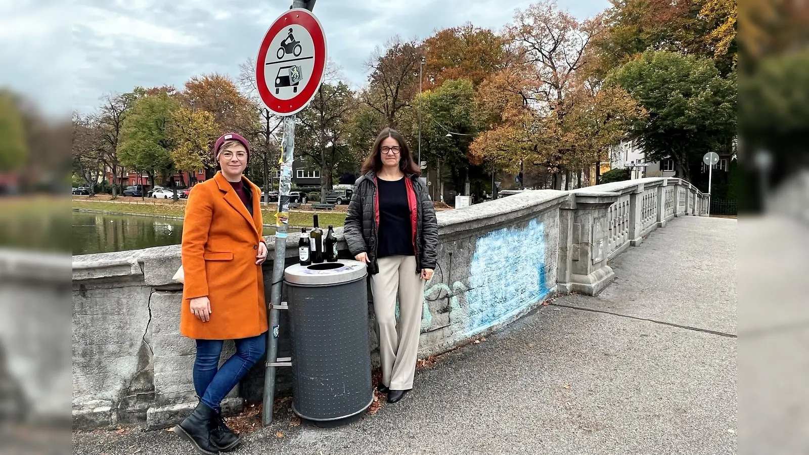 Für weniger Zigarettenkippen und Flaschenmüll an der Gerner Brücke setzen sich Seija Knorr-Köning (links) und Kathrin Abele von der SPD ein. (Foto: SPD/ Volt)