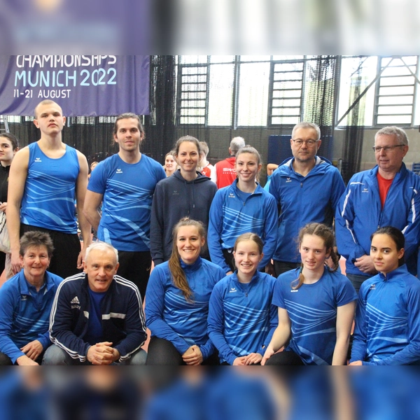 Vorne vl. Trainer Kerstin Weber und Alex Bauer, Simone Schramm, Clara Demmelhuber, Magdalena Reisinger, Sina Raczek. Hinten vl: Miroslav Diachenko, Robert Limmer, Evi Weber, Lilli Weber, Trainer Sebastian Ronczka und Christian Weber. (Foto: C. Weber)