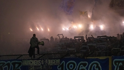 Verbotene Pyrotechnik: Münchner Löwen. (Foto: Anne Wild)