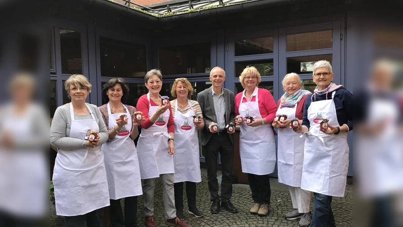 Dekan Steinbauer freut sich, das großartige Projekt, das Helene Nestler (2.v.r.) mit "Mammalade" ins Leben gerufen hat, mit den Räumlichkeiten zum Einkochen unterstützen zu können. (Foto: hw)