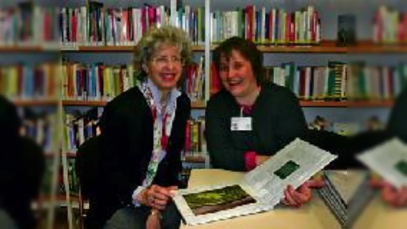 Hermine Scherer (re.) strahlt: Ihre Bücherei im Krankenhaus Bogenhausen ist gerettet und sie kann sich weiter um das literarische Wohl von Patienten, wie Anne Ruthven (li.), kümmern. (Foto: ak)