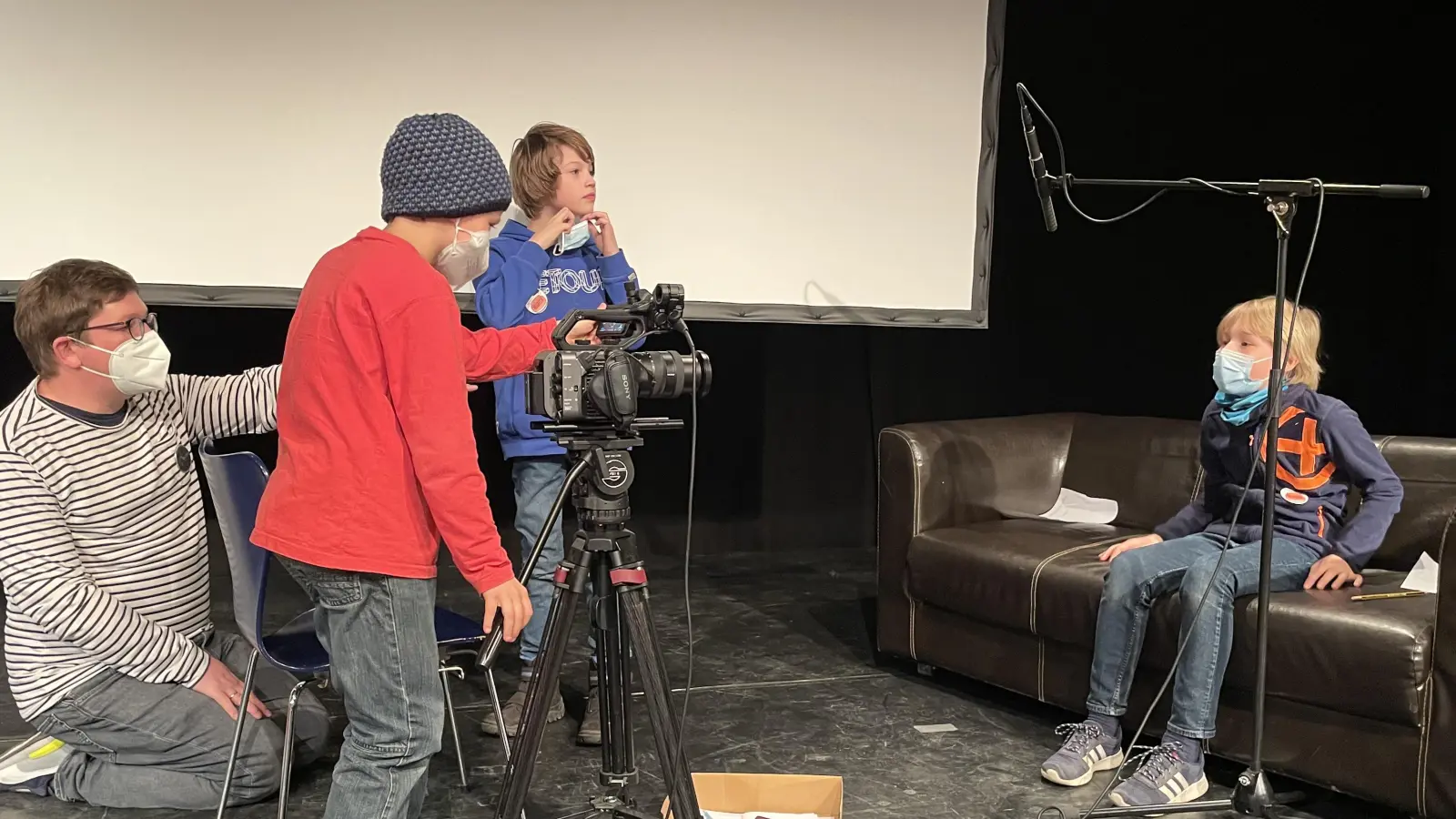 In einem Workshop durften die Kinder zum Interview auf der Couch Platz nehmen. (Foto: Gliesche)