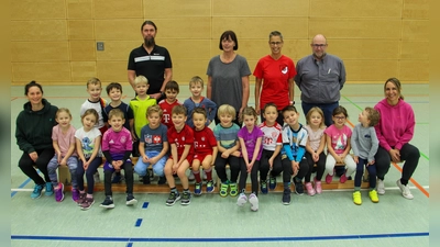 Das Kindergartenteam, die TSV Übungsleiterin und der Sponsor mit den „bewegten” Mädchen und Buben.<br><br> (Foto: Wolfgang Klarmann)