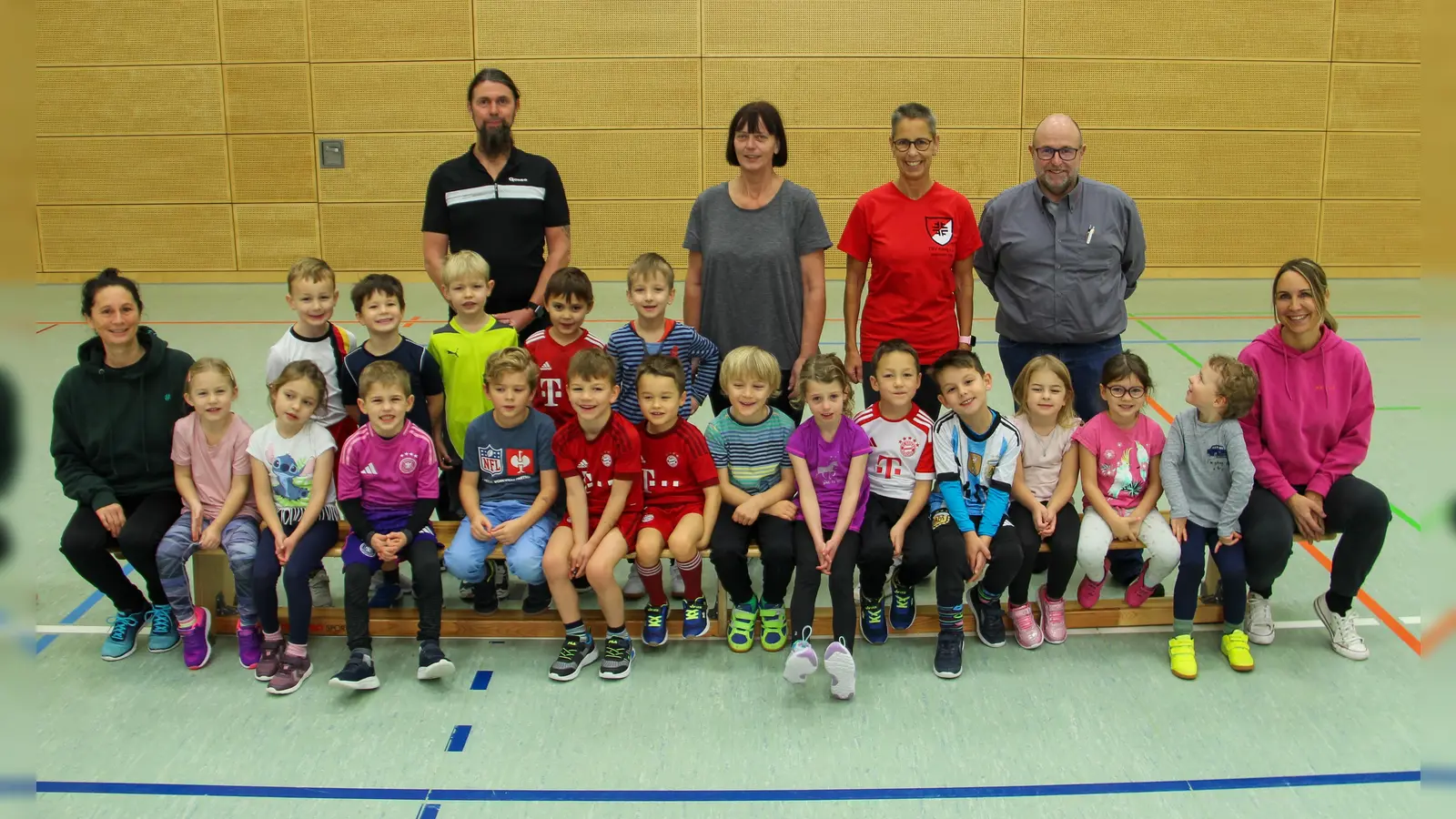 Das Kindergartenteam, die TSV Übungsleiterin und der Sponsor mit den „bewegten” Mädchen und Buben.<br><br> (Foto: Wolfgang Klarmann)