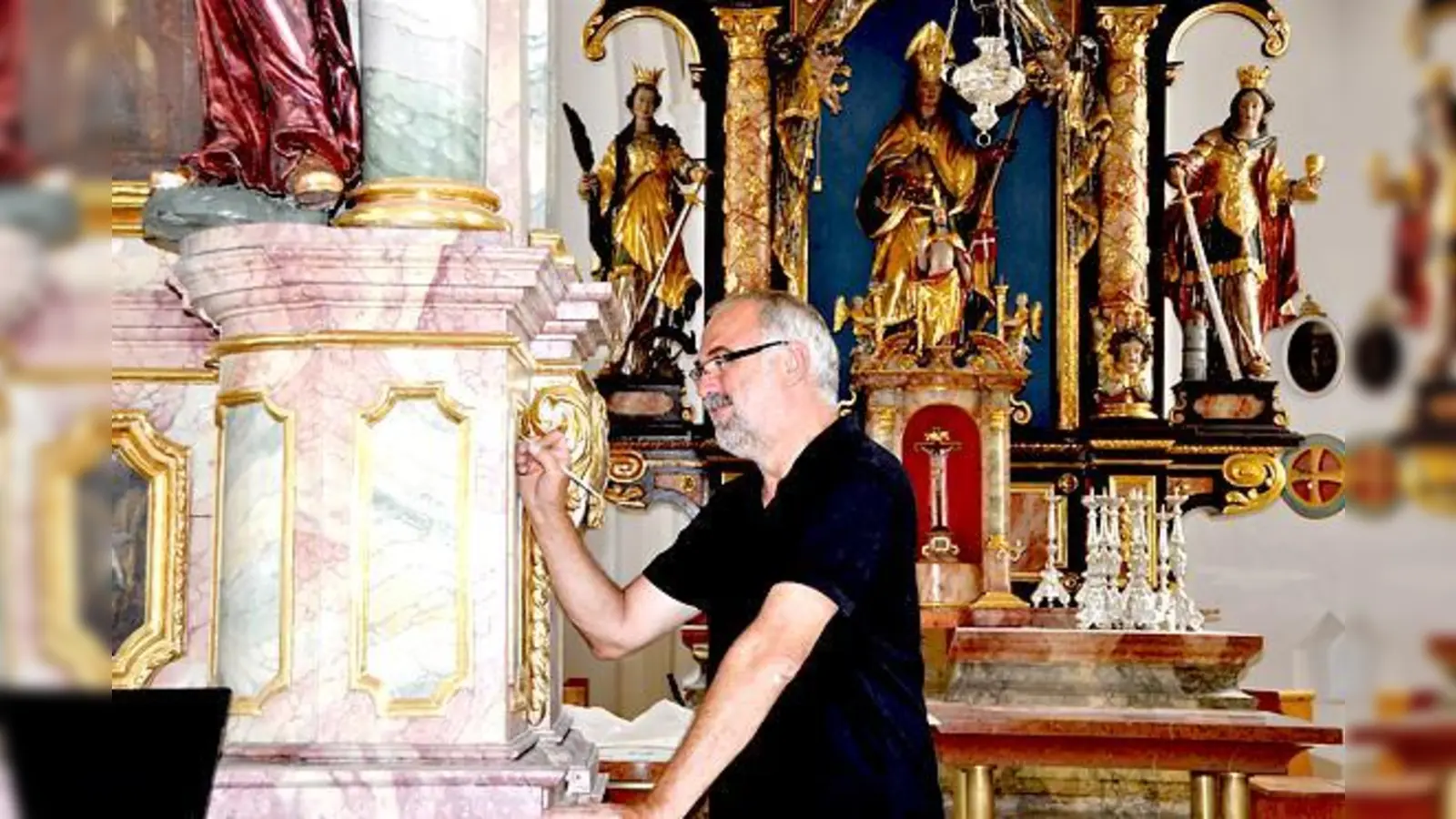 Der Restaurator und Konservator Robert Weininger bei letzten Arbeiten in der Parsdorfer Kirche. 	 (Foto: Sybille Föll)